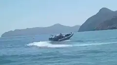 Ba&ntilde;istas graban el traslado de garrafas de combustible a una lancha en la playa de El Port&uacute;s, en Cartagena (foto: La 7)