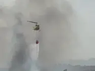 Medios a&eacute;reos trabajan en el incendio de matorral que ha obligado a desalojar varias viviendas en Cieza