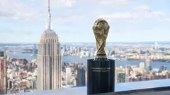 Trofeo de la Copa Mundial de la FIFA, frente al Empire State Building de Nueva York