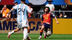 Cucurella controla el bal&oacute;n