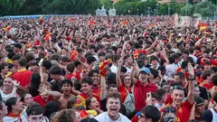Aficionados celebran una victoria de la Selecci&oacute;n (foto: RFEF)