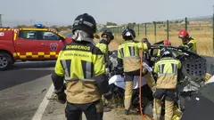 Una persona fallece y otra es trasladada al hospital tras un accidente entre un turismo y un cami&oacute;n en Lorca (foto: 112)