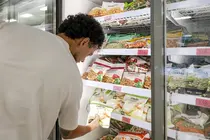 Archivo - Un chico selecciona una bolsa de cebolla ultracongelada en un lineal de Mercadona
- KIKO ASUNCI&Oacute;N L&Oacute;PEZ/EUROPA PRESS - Archivo