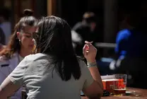Una persona fumando en una terraza (foto: EP)