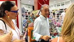 El director general de Impulso al Comercio, Innovaci&oacute;n Empresarial e Industrias y Oficios Artesanales, Rafael G&oacute;mez, acompa&ntilde;ado por la directora general de Competitividad y Calidad Tur&iacute;stica, Eva Reverte, durante la visita a un establecimiento de &Aacute;guilas