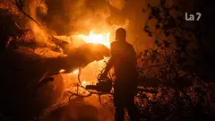 Una persona trabaja en las labores de extinci&oacute;n del incendio forestal, a 26 de julio de 2026, en La Adrada, &Aacute;vila, Castilla y Le&oacute;n (Espa&ntilde;a).