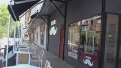 Dos gorrillas amenazan y roban en una hamburgueser&iacute;a de Murcia (foto: La 7)