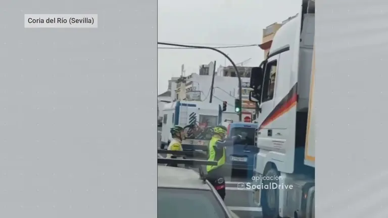 Tres ciclistas increpan a un camionero en pleno atasco en Coria del R&iacute;o (Sevilla)