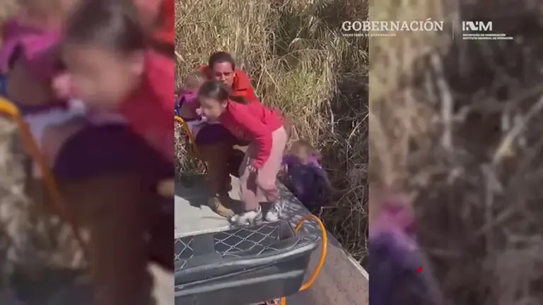 Imagen del rescate de tres ni&ntilde;as en el r&iacute;o Bravo de M&eacute;xico (foto: La 7)