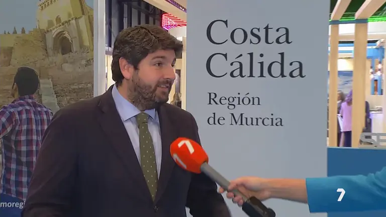 Fernando L&oacute;pez Miras, presidente del a Regi&oacute;n de Murcia, en Fitur  2023 (foto: La 7)