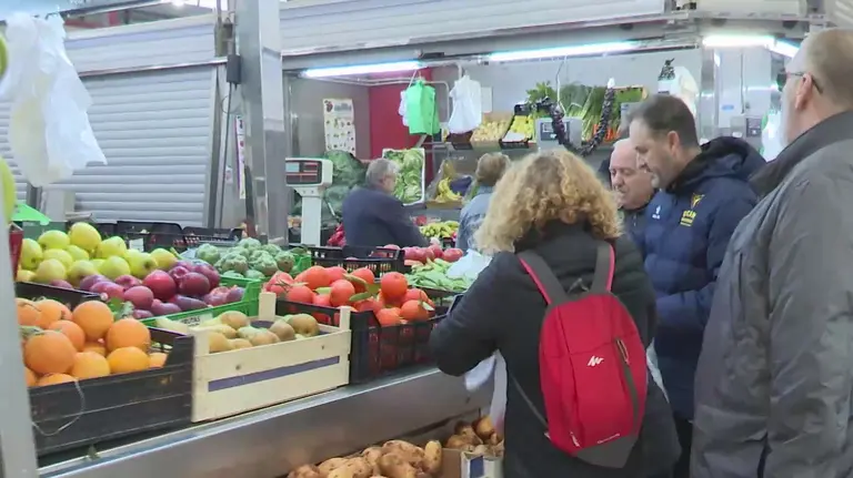 Imagen de archivo de varias ciudadanos de la Regi&oacute;n de Murcia comprando alimentos en un mercado (foto: La 7)