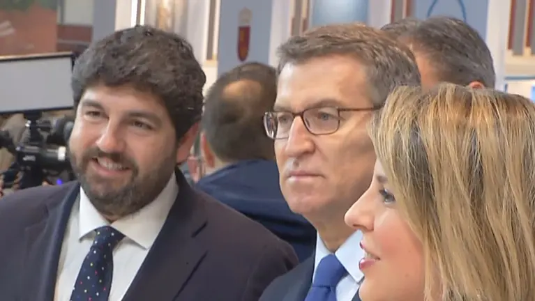 Fernando L&oacute;pez Miras, presidente de la Regi&oacute;n de Murcia; Alberto N&uacute;&ntilde;ez Feij&oacute;o, presidente del Partido Popular en Espa&ntilde;a; y Noelia Arroyo, alcaldesa de Cartagena (foto: La 7)