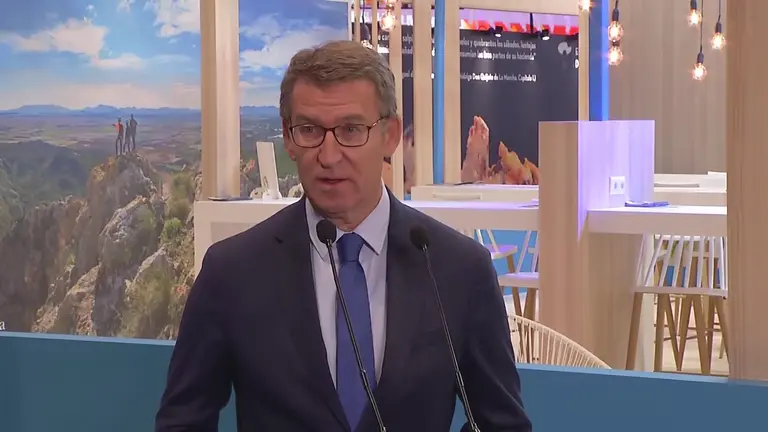 Alberto N&uacute;&ntilde;ez Feij&oacute;o, presidente del Partido Popular en Espa&ntilde;a, tras su visita al stand de la Regi&oacute;n de Murcia en Fitur (foto: La 7)