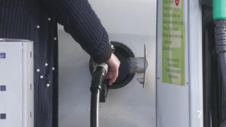 Hombre poniendo gasolina