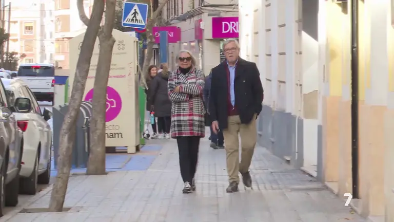 Varios viandantes pasean por las calles de Yecla en plena ola de fr&iacute;o (foto: La 7)
