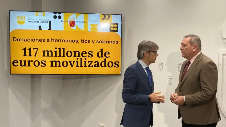 Imagen de la presentaci&oacute;n de los resultado de las donaciones entre hermanos, sobrinos y t&iacute;os (foto: CARM)