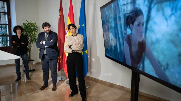 L&oacute;pez Miras recibe en San Esteban a las cineastas murcianas candidatas a un Goya por el corto 'Sorda' (Foto: CARM)