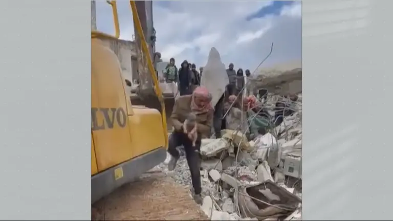 Imagen impactante del terremoto de Siria y Turqu&iacute;a (foto: La 7)