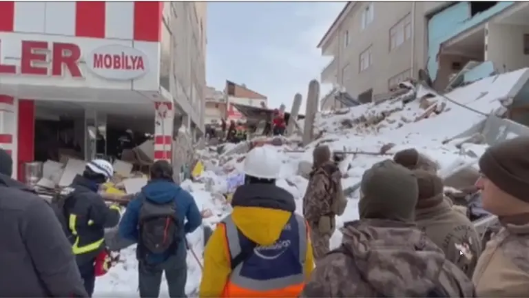 La desesperada b&uacute;squeda de Manuel Pardo y los Bomberos Sin Fronteras de supervivientes en Turqu&iacute;a