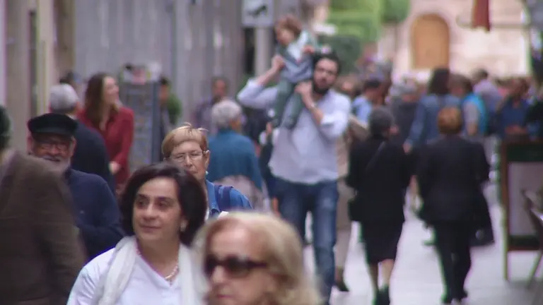 Imagen de archivo viandantes paseando en una calle (foto: La 7)