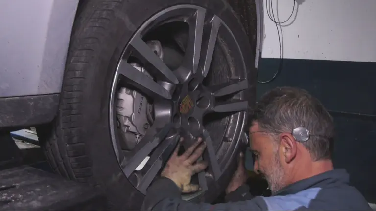Un mec&aacute;nico de veh&iacute;culos realizando su trabajo (foto: La 7)
