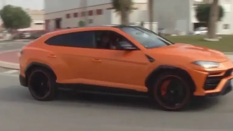 Coche de alta gama circulando por el Pol&iacute;gono Industrial de San Gin&eacute;s en Murcia (foto: La 7)