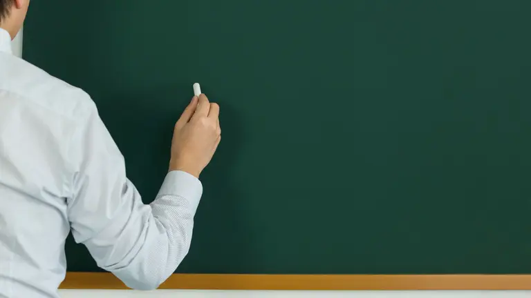 Docente en la pizarra
