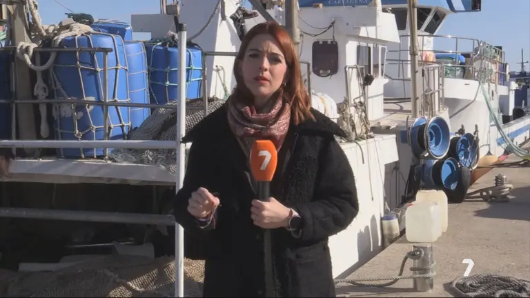 La periodista Marta &Uacute;beda, junto a un nav&iacute;o pesquero