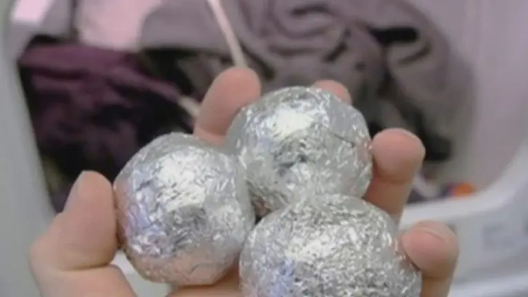 Bolas de papel de aluminio para lavar la ropa (foto: La 7)