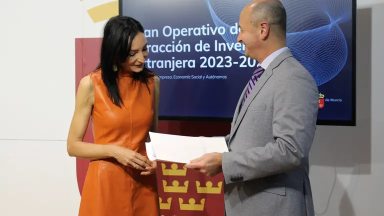 La consejera Valle Migu&eacute;lez y el responsable de inversi&oacute;n extranjera del Info, Fernando Ballesta