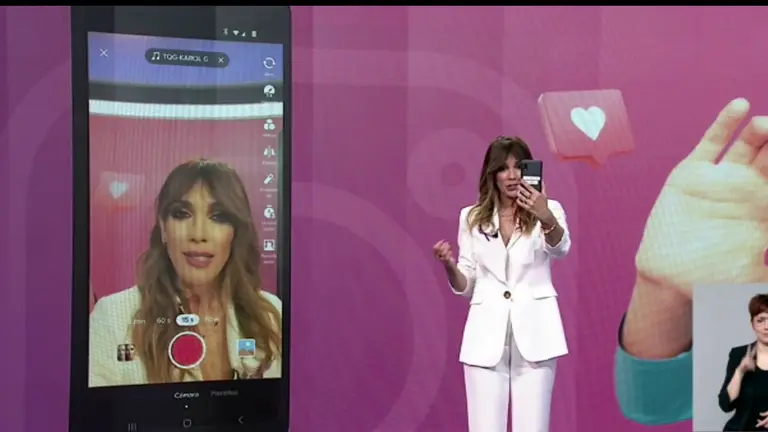 Marienca Fern&aacute;ndez prueba el nuevo filtro de Tik Tok en directo en La 7 Noticias (foto: La 7)