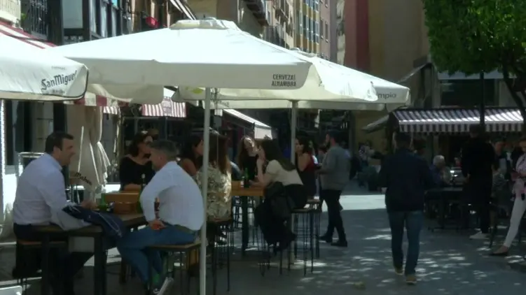 Los murcianos disfrutan de las tarrazas de la Plaza de las Flores (foto: La 7)