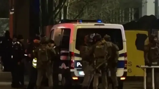 Imagen de agentes de la polic&iacute;a alemana en el lugar del tiroteo de Hamburgo (foto: La 7)