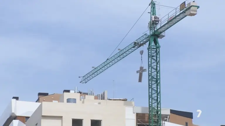 Gr&uacute;a en una obra