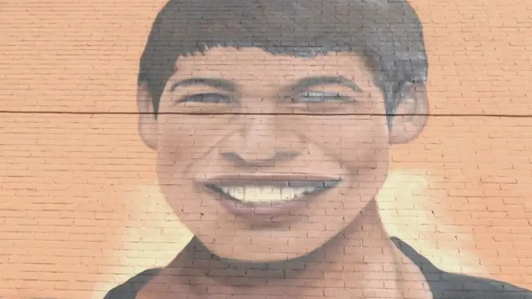 Mural de Carlos Alcaraz en su colegio de la pedan&iacute;a murciana de El Palmar (foto: La 7)