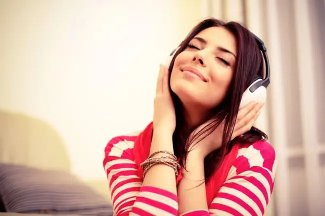 Chica escuchando m&uacute;sica (foto: La 7)