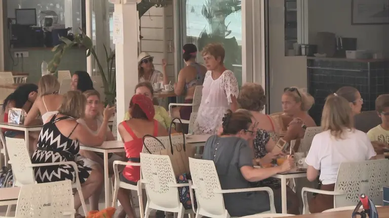 Las terrazas de los restaurantes y bares de la costa de la Regi&oacute;n, llenos de turistas (foto: La 7)