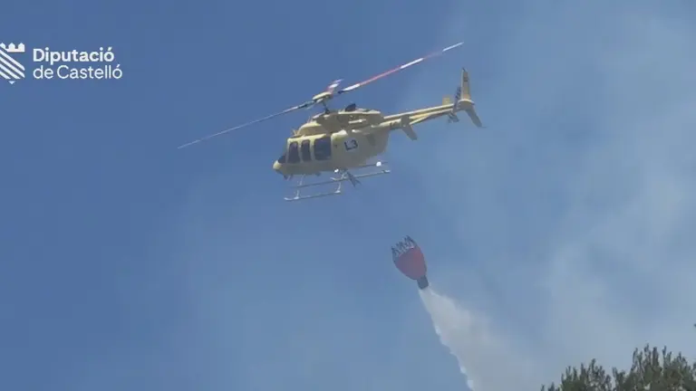 Helic&oacute;ptero de la Diputaci&oacute;n Provincial de Castell&oacute;n extinguiendo el incendio (foto: La 7)