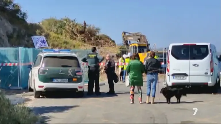 Vecinos del Mar Menor y grupos ecologistas intentan frenar a las excavadoras que hab&iacute;an iniciado unas obras de construcci&oacute;n de una vivienda en la Cala del Pino de La Manga (foto: La 7)
