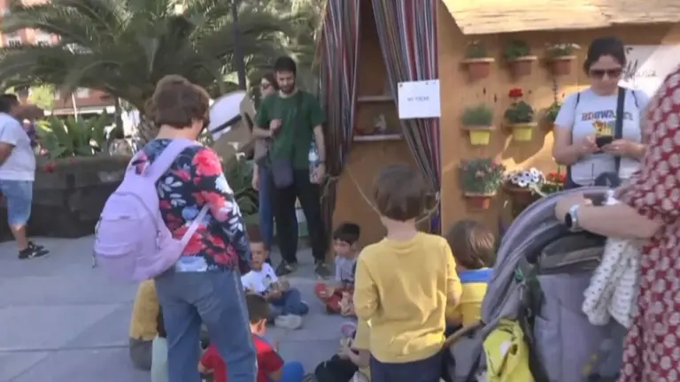 Un grupo de ni&ntilde;os disfrutando de los talleres de la Plaza Circular durante las Fiestas de Primavera (foto: La 7)