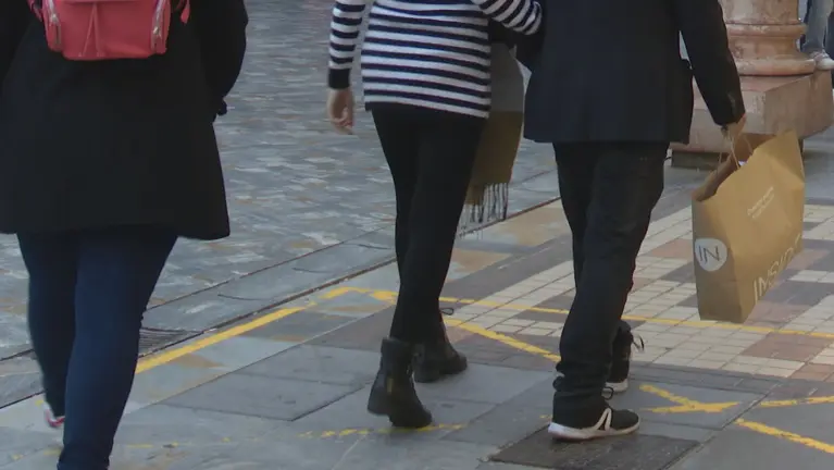 Imagen de tres viandantes  en las calles de Cartagena (foto: La 7)