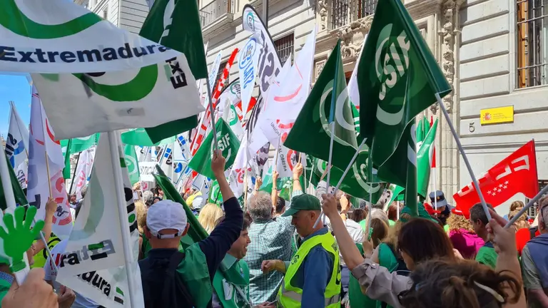 200 funcionarios de justicia murcianos exigen en Madrid subidas de sueldo
