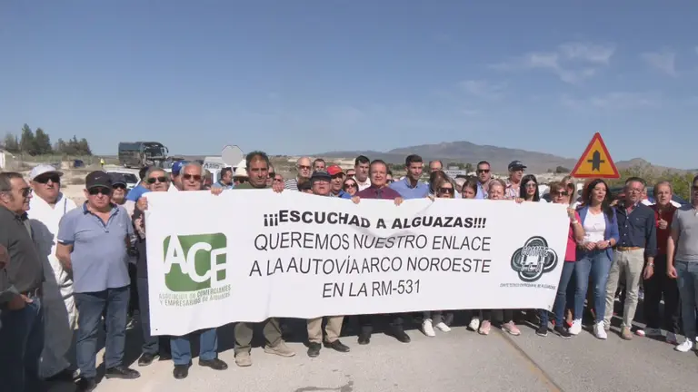 Los vecinos de Alguazas se manifiestan para conseguir una salida m&aacute;s cercana al Arco del Noroeste (foto: La 7)