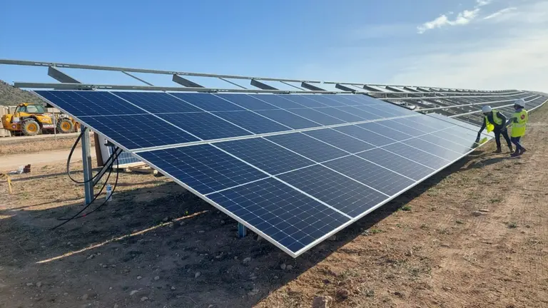 Inicio montaje m&oacute;dulos fotovoltaicos en FV Pe&ntilde;arrubia (Murcia)