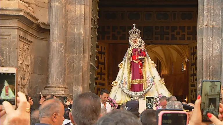 La Virgen de la Fuensanta sale de la Catedral de Murcia camino a su Santuario (foto: La 7)