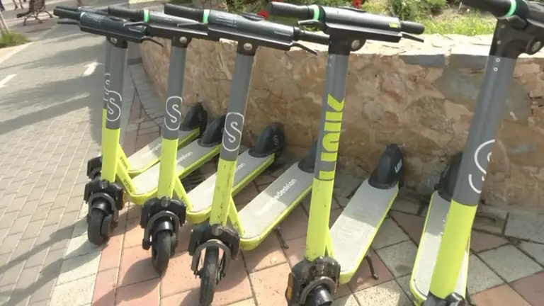 Patinetes el&eacute;ctricos de alquiler en la ciudad de Murcia (foto: La 7)