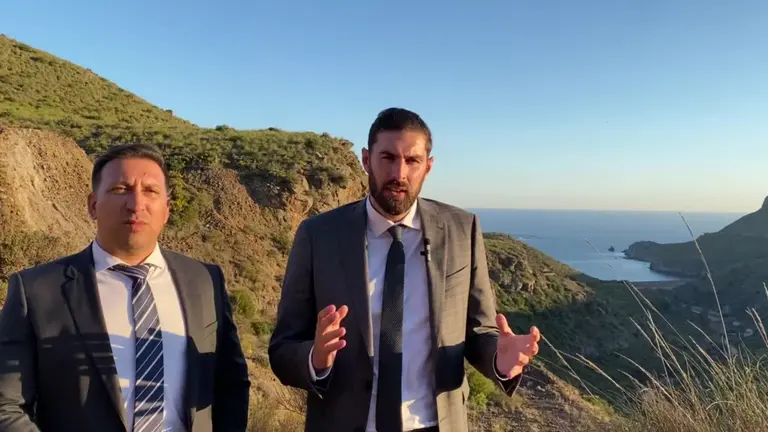 A la derecha, el presidente provincial y candidato de Vox a la Presidencia de la Comunidad, Jos&eacute; &Aacute;ngel Antelo, junto al vicesecretario de Gerencia del partido, Joaqu&iacute;n Vicente, en El Gorguel, Cartagena