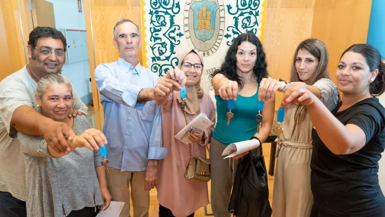 Seis familias firman los contratos de alquiler de viviendas sociales municipales en Cartagena
