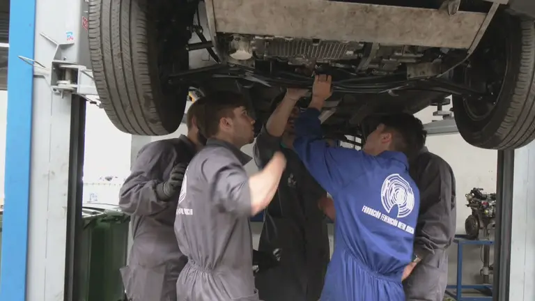 Un grupo de trabajadores de un taller mec&aacute;nico durante su jornada laboral (foto: La 7)