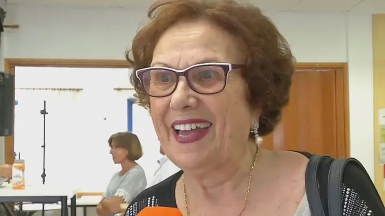 Una se&ntilde;ora entrevistada por Jos&eacute; Francisco Bayona en Qu&eacute;date Conmigo muestra su orgullo por la forma de hablar de los murcianos (foto: La 7)
